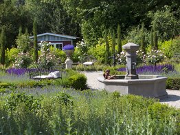 8-eckiger Brunnen aus Naturstein im Landhausgarten