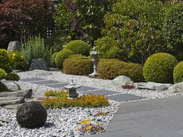 Japanischer Kiesgarten mit Steinlaternen und Formgehölzen