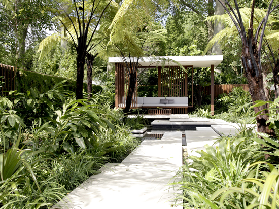 Gartenpavillon im Dschungel mit Trittplatten aus Naturstein