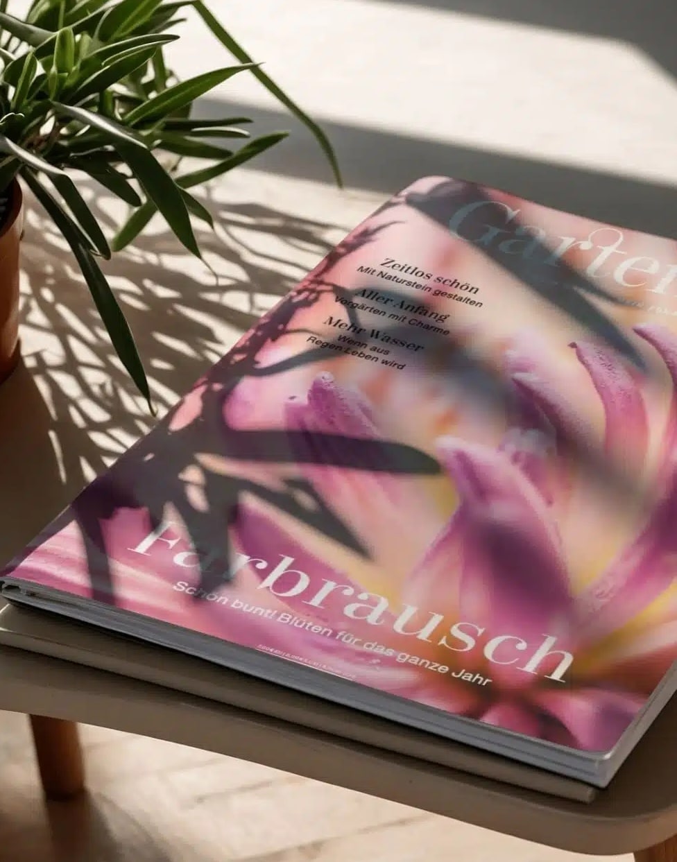 Teaserbild_GatrenArt_980x1251 Cover des GartenArt Magazins mit einer Illustration von Pflanzen und einer Hand.